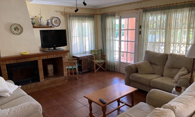 Los Arenales del Sol Ski Chalet | House with pool 7 km from the beach