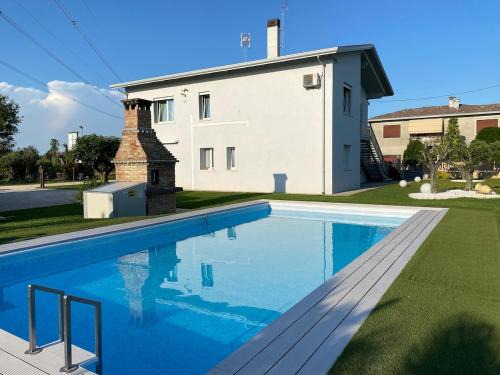 Camponogara Apartment | House with pool and park - Convenient for Venice and the sea!