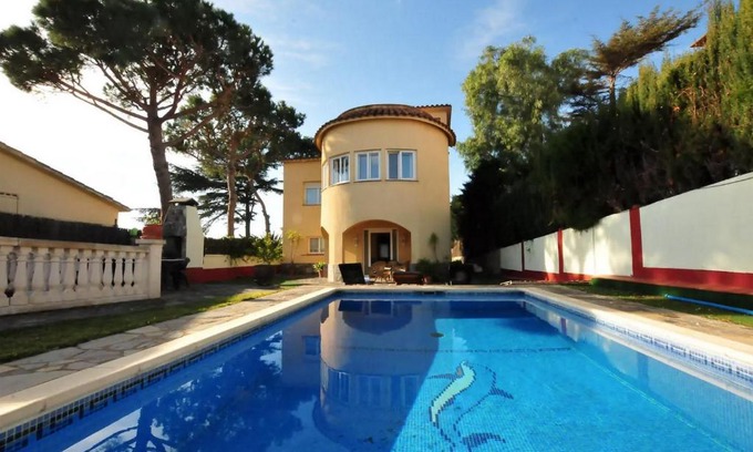 Masnou Villa | House with Pool and Sea Views