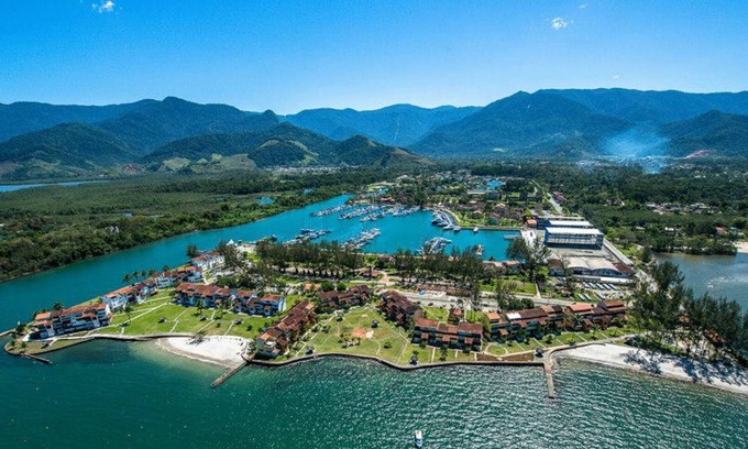 Bracui House | House with Pool, Barbecue, Deck and 5 Bedrooms in Condominium - Angra dos Reis