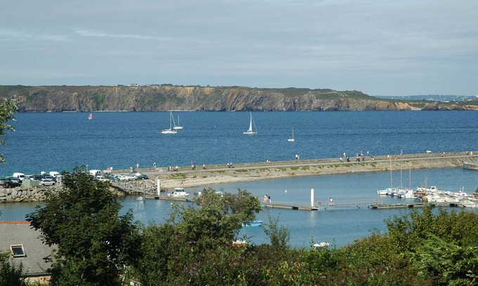 Camaret-sur-Mer House | House with sea view terrace; walled garden; close to shops and the beach
