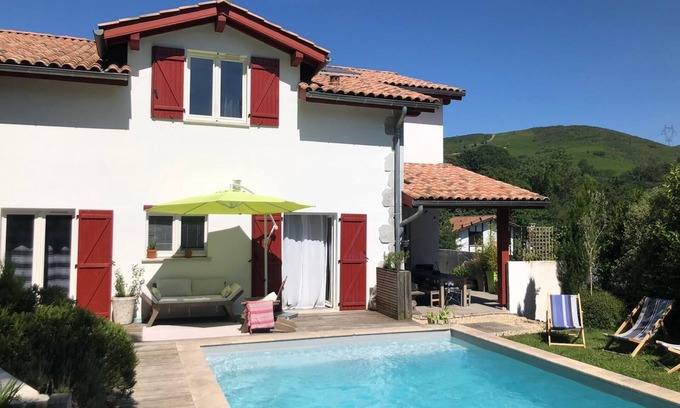Biriatou House | House with swimming pool between sea and mountains