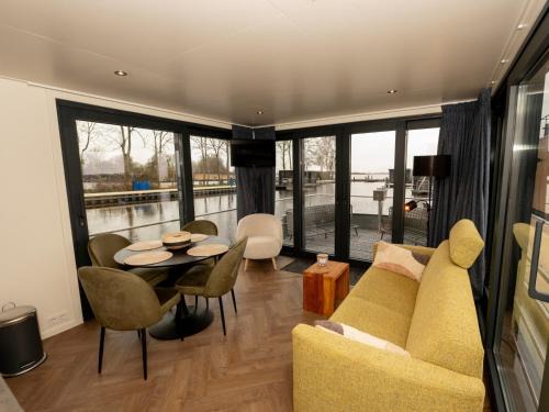 Offingawier Boat Rental | Houseboat in Offingawier with Sea View, cleaning included