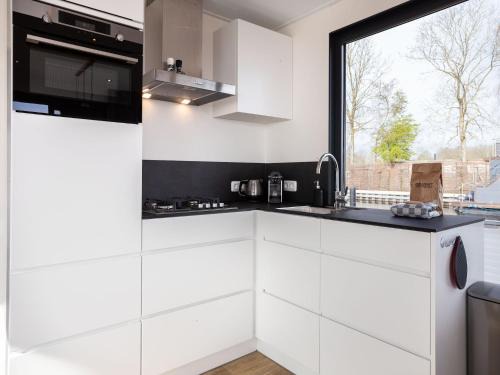 Offingawier Boat Rental | Houseboat on and around the Sneekermeer, cleaning included