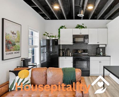 German Village Apartment | Housepitality - The City View Suite