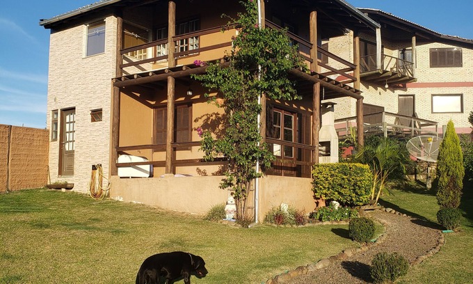 Praia do Rosa House | Houses for up to 10 people, beautiful view and yard!