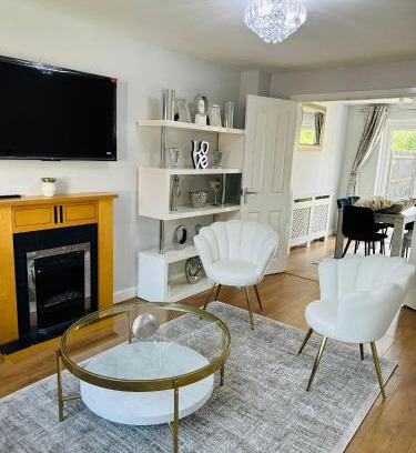 Corby House | HouseSleeps5-Parking-Garden-PrivateEntrance