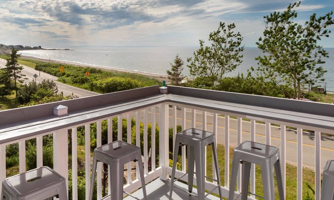 Pointe-au-Pere Apartment | Housing bordered by the river