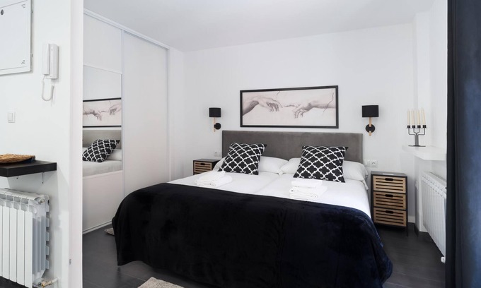 Old Town Apartment | Housingleon- Five Rooms Botines