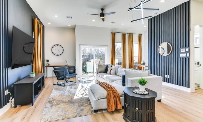 OST - South Union House | Houston Townhouse w/Office & Home Gym