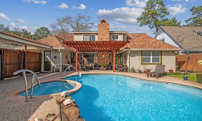 Spring Branch West Villa | Houston’s 4BR and 2B with Pool