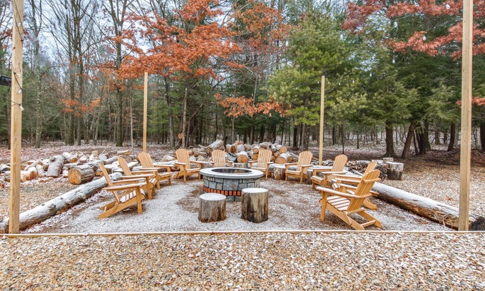 Olanta Cabin | Houtzdale Home w/Shuffleboard & Pickleball!