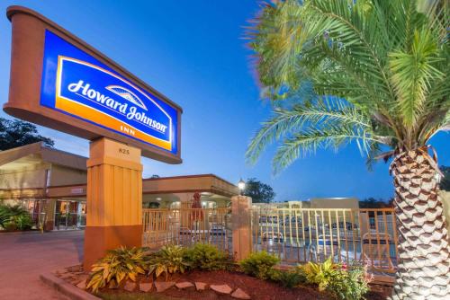Lake Charles Hotel | Howard Johnson by Wyndham Historic Lake Charles