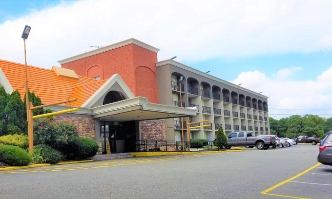 Clifton Hotel | Howard Johnson by Wyndham Clifton NJ
