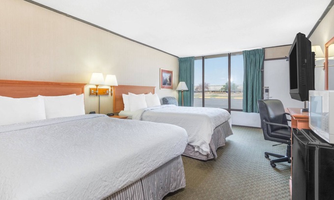 Gillette Hotel | Howard Johnson by Wyndham Gillette