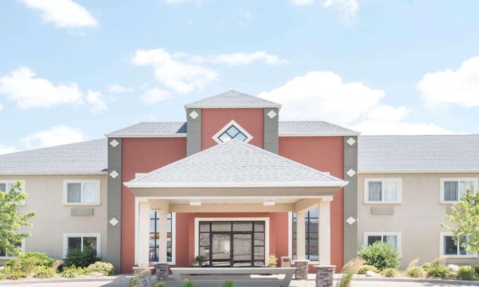 Oacoma Hotel | Howard Johnson by Wyndham Oacoma Hotel & Suites