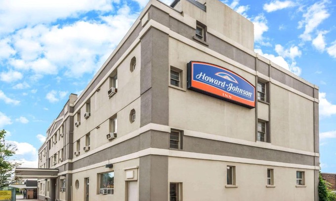 Sunnyside Hotel | Howard Johnson by Wyndham Toronto Downtown West