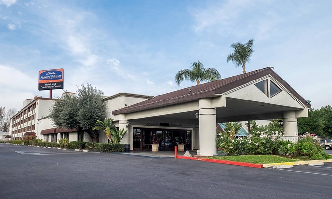 Northwest Anaheim Hotel | Howard Johnson Hotel&Conf Cntr by Wyndham Fullerton/Anaheim