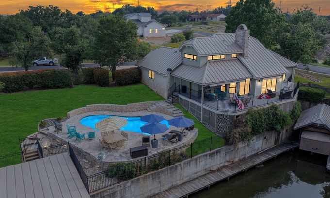 Horseshoe Bay Cabin | Howdy House @HSB Waterfront Private Pool Day Docking 4 BD/3BA for 12