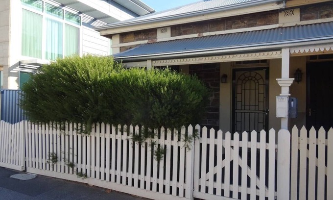Adelaide Central Business District House | Howe on Cottage - on Harriett's