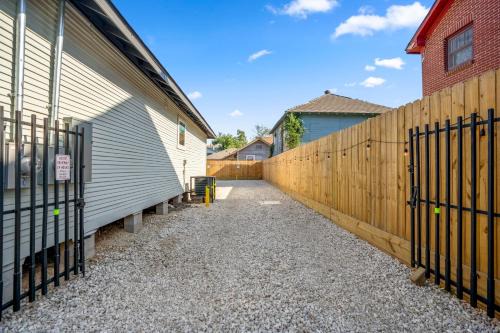 Greater East End Apartment | Htown eclectic funk vibe unit A