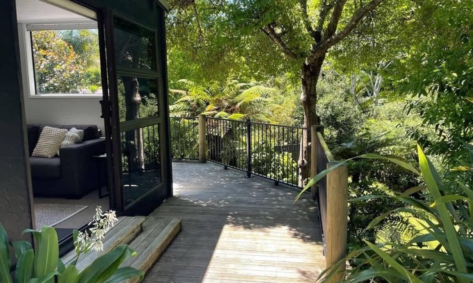 New Plymouth House | Huatoki Hideaway - peaceful central location