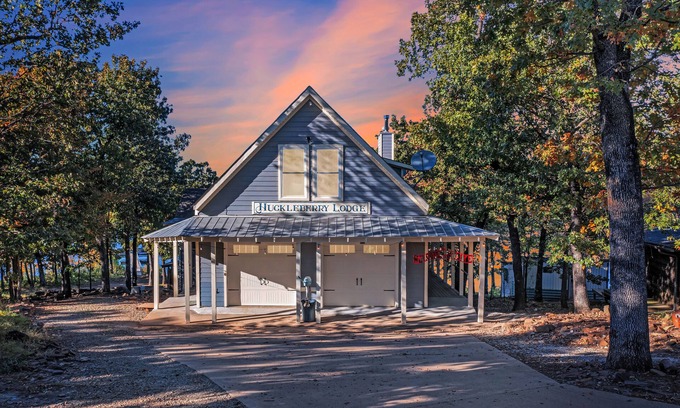 Hoyt House | Huckleberry Lodge on Lake Eufaula