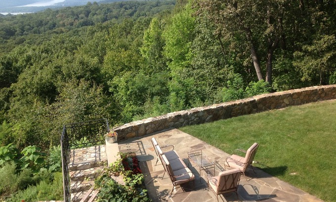 Garrison House | Hudson valley views mountaiuntop home