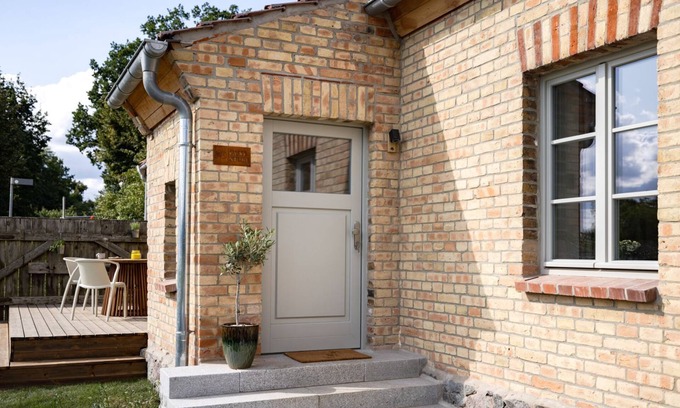 Wustrow Apartment | Hufe 9 Ferienwohnung Gute Stube - direkt am See!