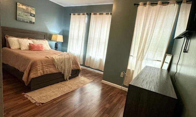 Downtown Baltimore Apartment | HUGE 2 Bedroom Apt FREE parking II Queen Bed