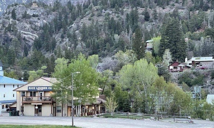 Ouray Condo | Huge 2000 sq ft! 1200 MBPS! Huge private deck! BBQ! On River! Amazing Mtn Views!