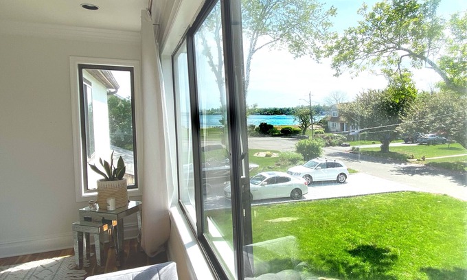 Stamford House | Huge 4 br home waterfornt view-walk to Cummings beach/40 min to NYC