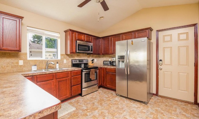 Des Moines House | Huge 5 Bedroom Home with Deck & Garage