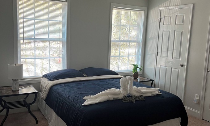 Jonesboro House | HUGE 5-bedroom house in fabulous Jonesboro 12 miles from airport/ATL