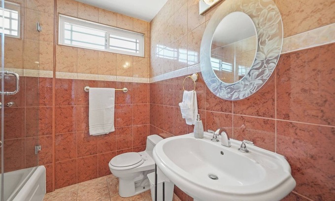 Norwalk House | Huge 5BR Jacuzzi 15min to Disneyland Sleeps 18