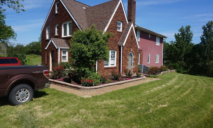 Urbandale House | HUGE 9 Bedroom 4 Bathroom with Pool and 3 Acres for Space Away from Neighbors