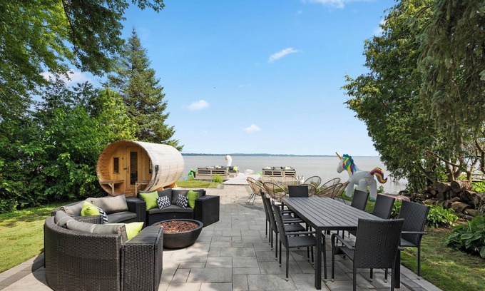 Innisfil House | Huge 9 bedroom home on Lake Simcoe