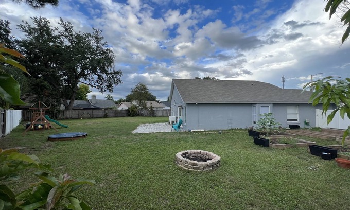 Fawn Ridge House | HUGE backyard/playground/pets are FREE!