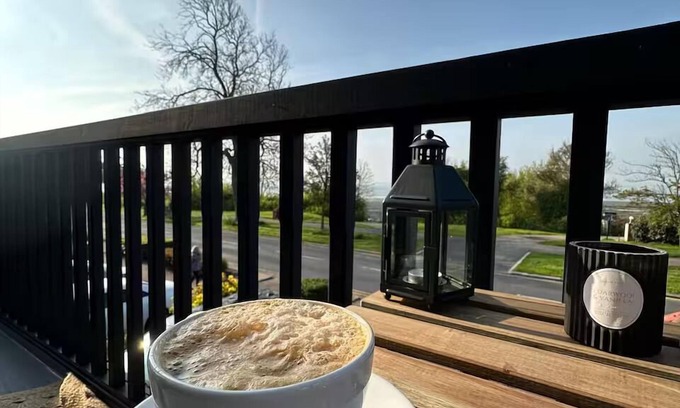 Leigh-on-Sea House | Huge Beach house -Seaview balcony-perfect location | Pass the Keys