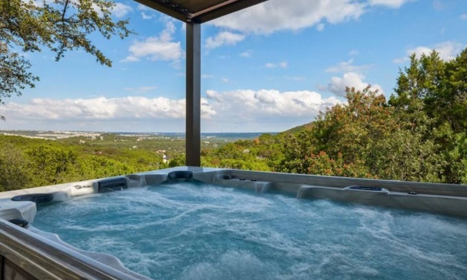 Leander House | Huge Covered Patio | Spa | 4 mins to Lake | Views!