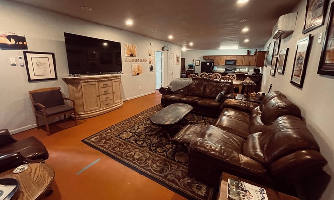 Minot Apartment | Huge Historic Downtown Minot 3bd Apartment
