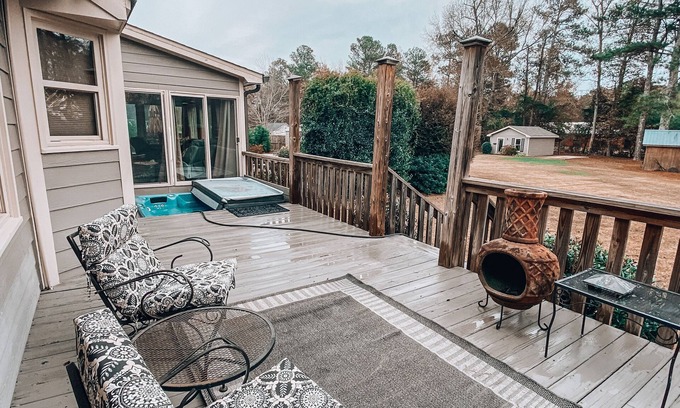 Loganville House | Huge Home, Fire Pit, Hot Tub, New Weber Grill, 2 min from Kroger, 2 Living rooms