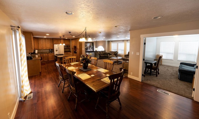 Bountiful House | Huge Home in Quiet Neighborhood 3,000+ Sq. Ft.