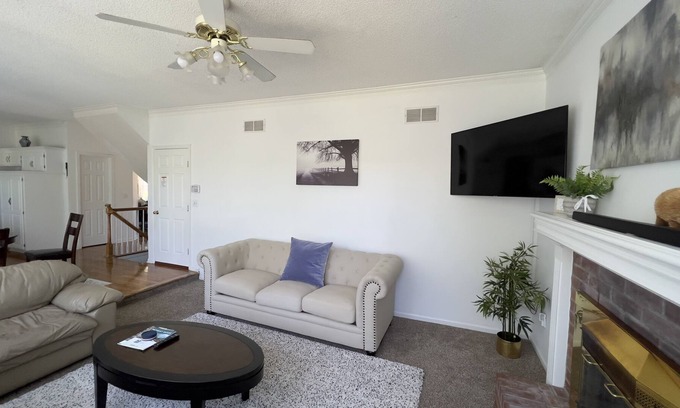 Olathe House | Huge house 4BR, 3 Bath with High Speed Wifi
