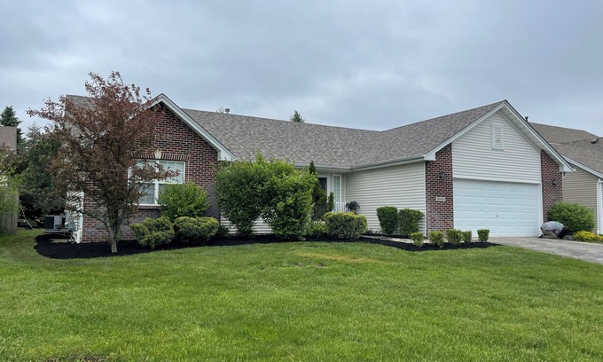Machesney Park House | Huge house for large groups! Basketball court, arcade, putting green.4 bathroom