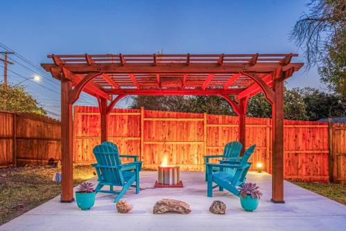 North San Antonio - SAT House | Huge House Fun Central 4BD 3BA with POOL