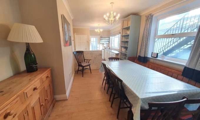Sheringham House | Huge house (Norfolk) | Sleeps12 | 2min walk to beach | Dogs poss (2) | Playroomn