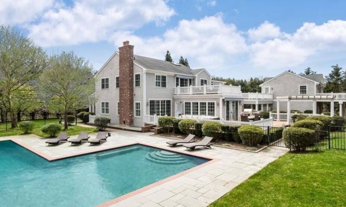Menantic Creek House | Huge Island Getaway Pool Hot Tub Walk To Beach