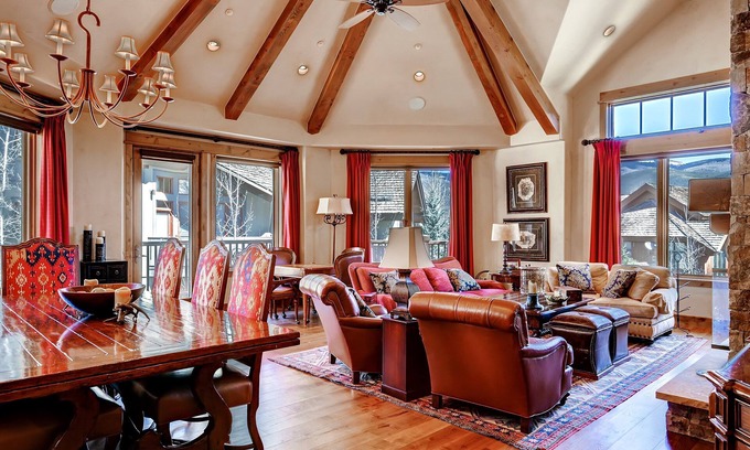 Edwards Condo | Huge Mountain Condo with Fireplace & Balcony