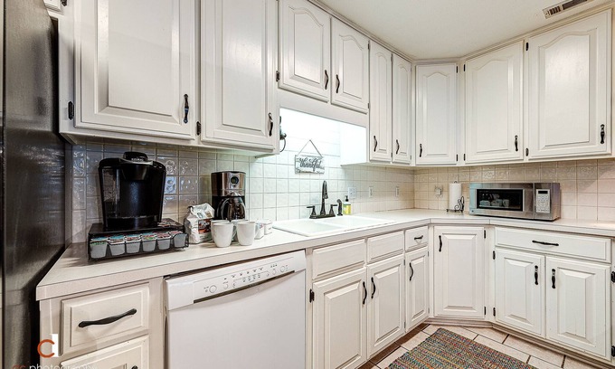 Fayetteville House | Huge Open Floor Plan 5 Bedroom/3 full bath Home 4.5 miles from U of A